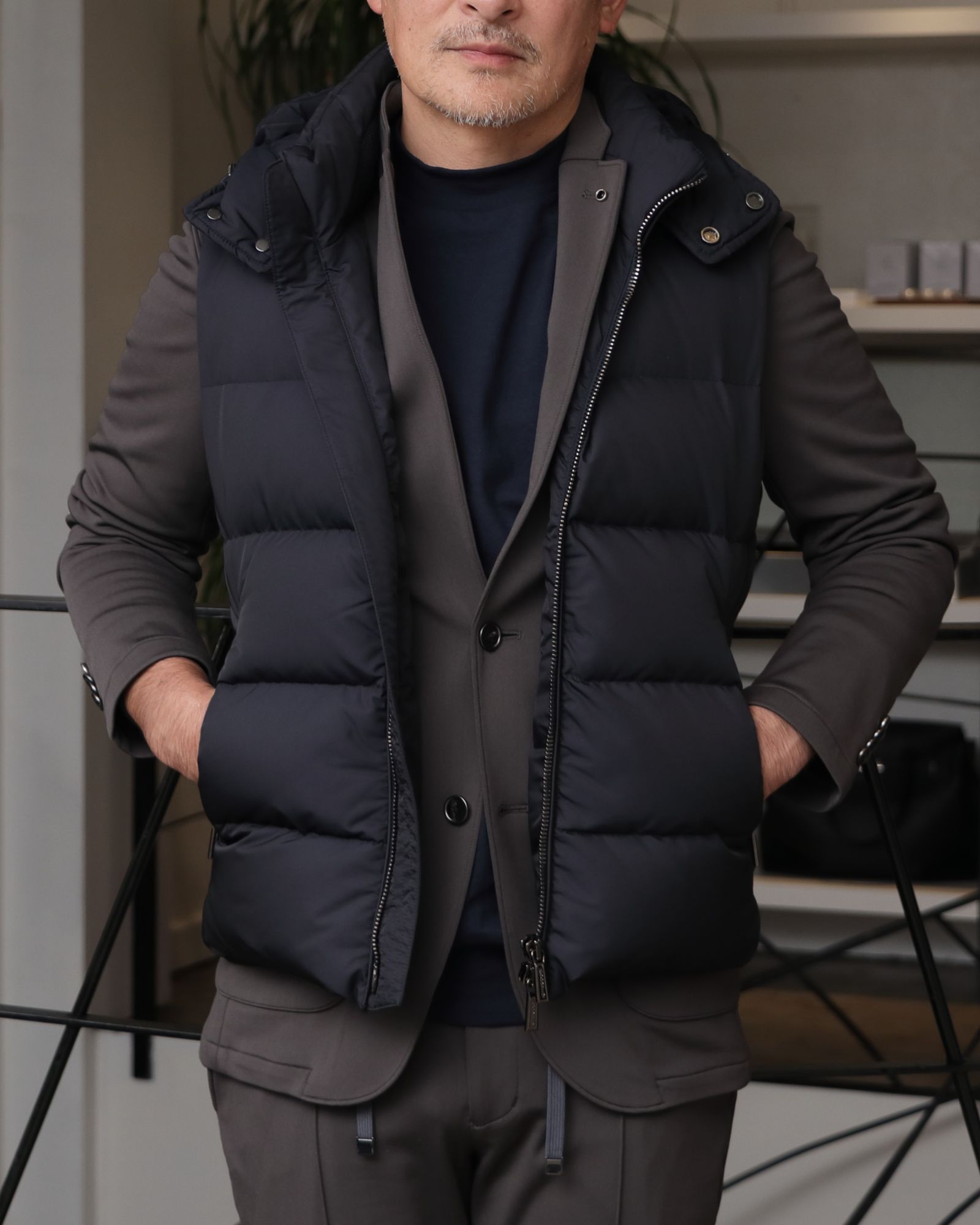 AOURE セットアップスーツを使用した、機能美と品格を纏う、モダンセットアップスタイル