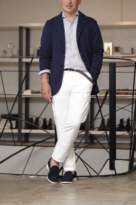 LARDINI コットン ニット ジャケットを使用した、ホワイトカーゴで魅せる大人のネイビースタイル