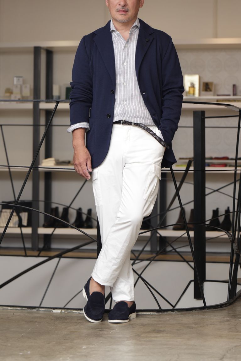 LARDINI コットン ニット ジャケットを使用した、ホワイトカーゴで魅せる大人のネイビースタイル