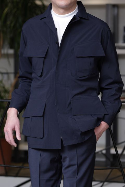 上質素材で魅せる大人のネイビーバランス