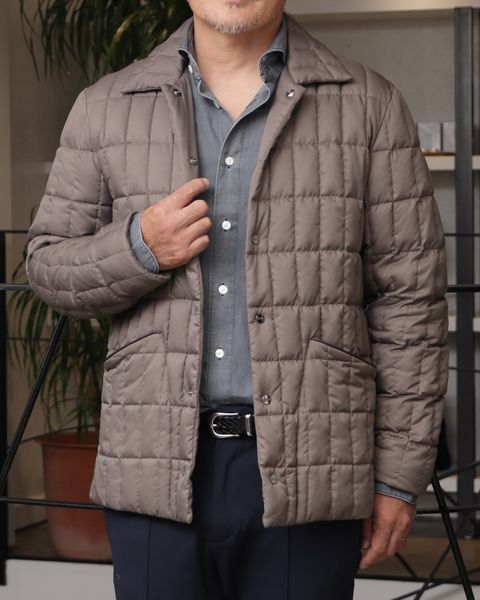HERNO ライトダウンを着用した”軽ダウン”で差をつける秋の艶スタイル