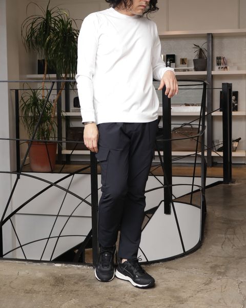 全身HERNOで統一したモノトーンで魅せる、都会派アクティブスタイル