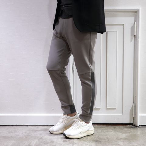 TAGLIATORE ニットジャケットを使用したスポーツミックススタイル