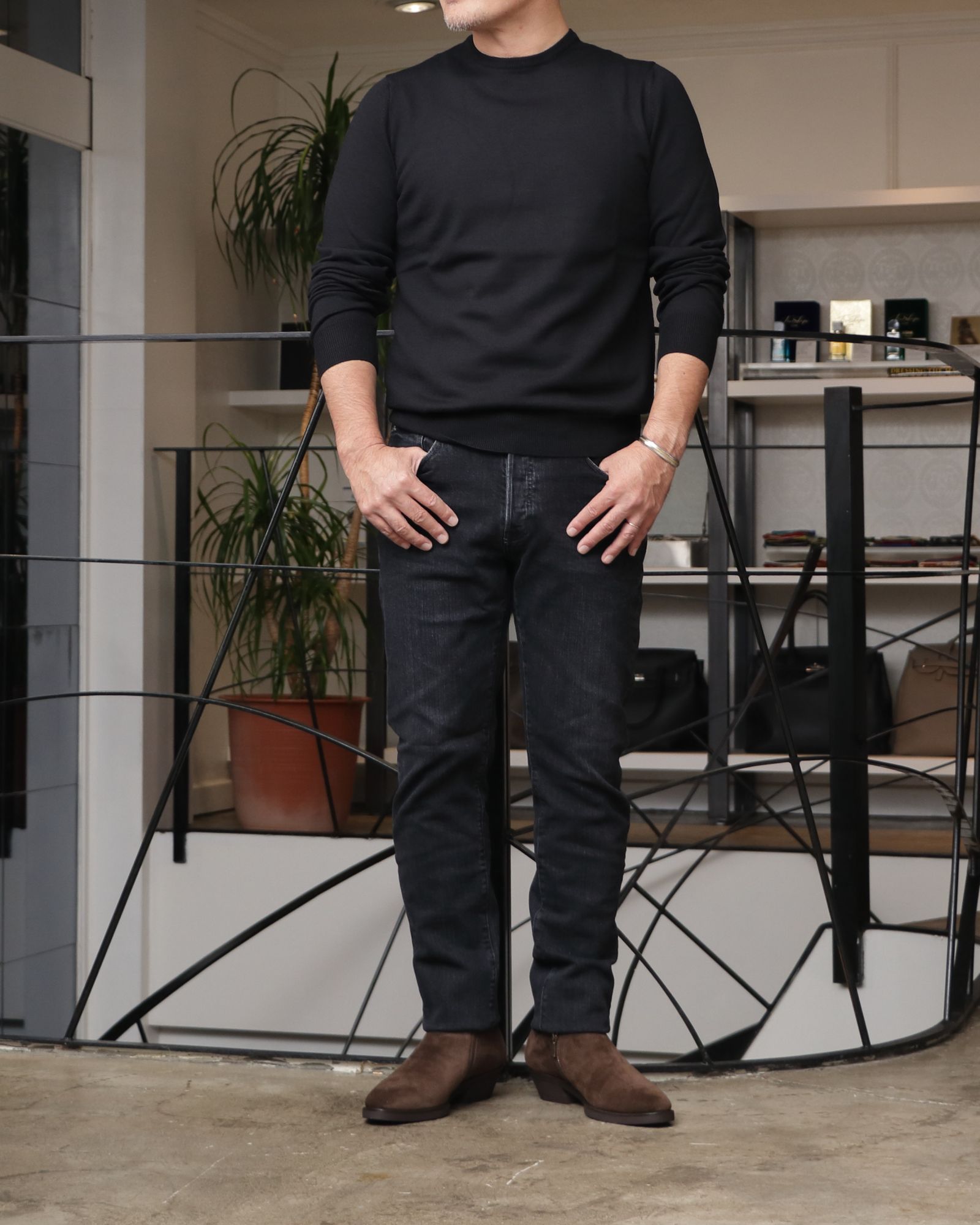 WH - ダブルエイチ 当店別注ブーツを使用した、“黒×ブラウン”で魅せる大人のミニマルレザーコーデ