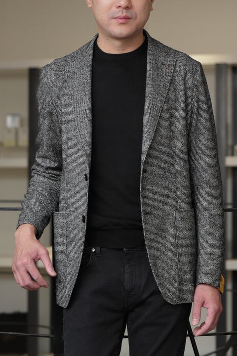 TAGLIATORE ジャケットを使用した、ブラックを品よく着る洗練ジャケットコーデ