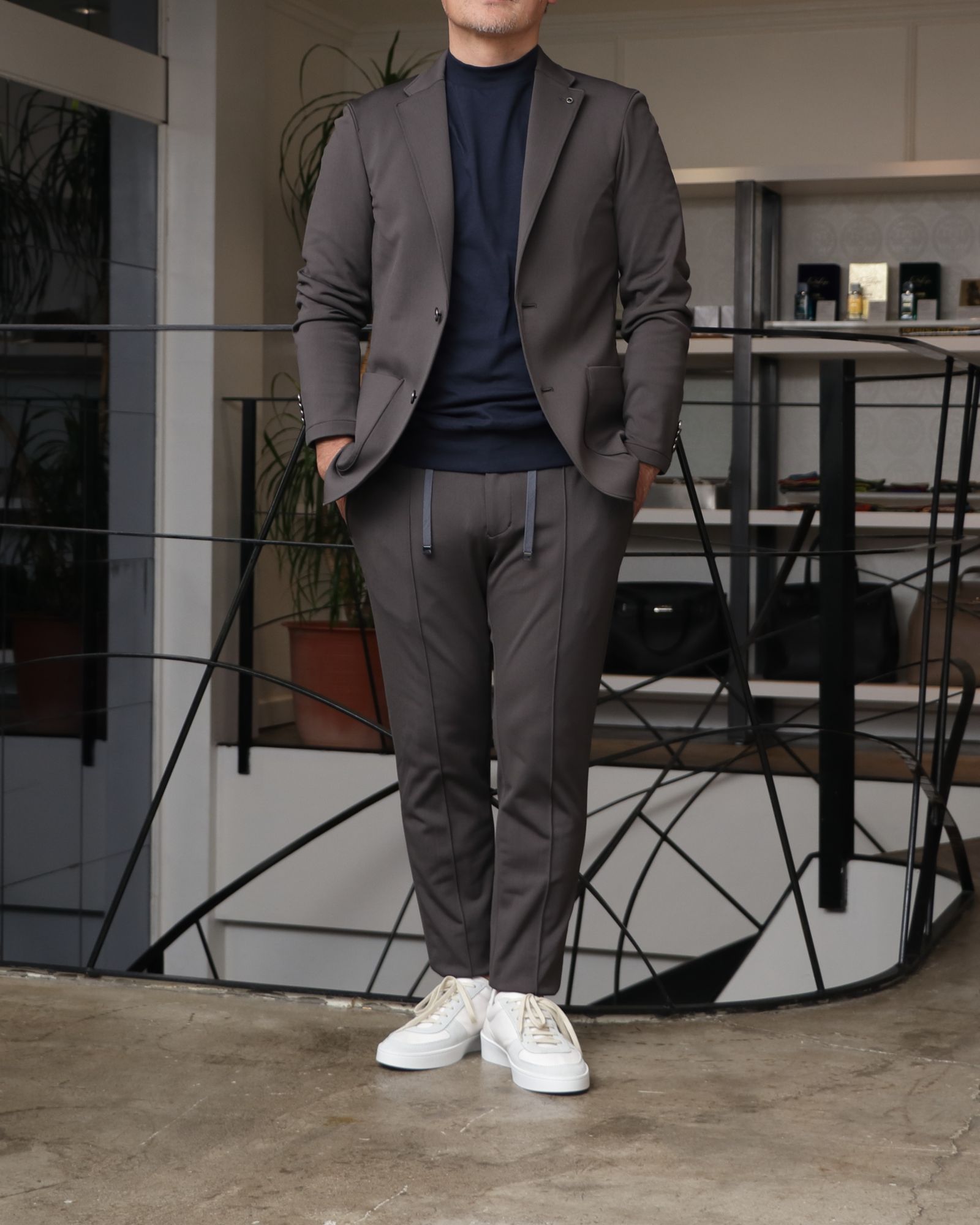 AOURE セットアップスーツを使用した、機能美と品格を纏う、モダンセットアップスタイル