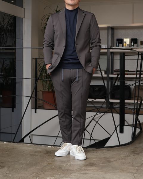 AOURE セットアップスーツを使用した、機能美と品格を纏う、モダンセットアップスタイル