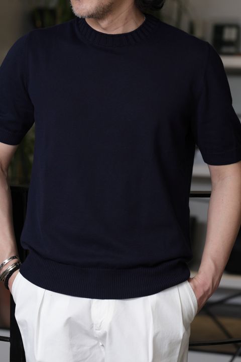 LARDINIを使用した、ホワイトパンツで引き立つ都会派ネイビースタイル