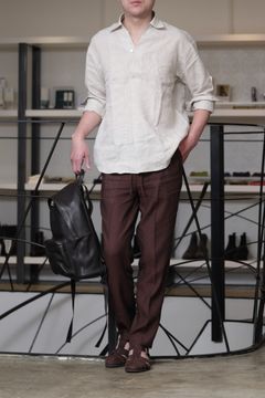 COLONY CLOTHING リネン カプリシャツを使用した、リゾート感と品格を両立するブラウンリネンスタイル