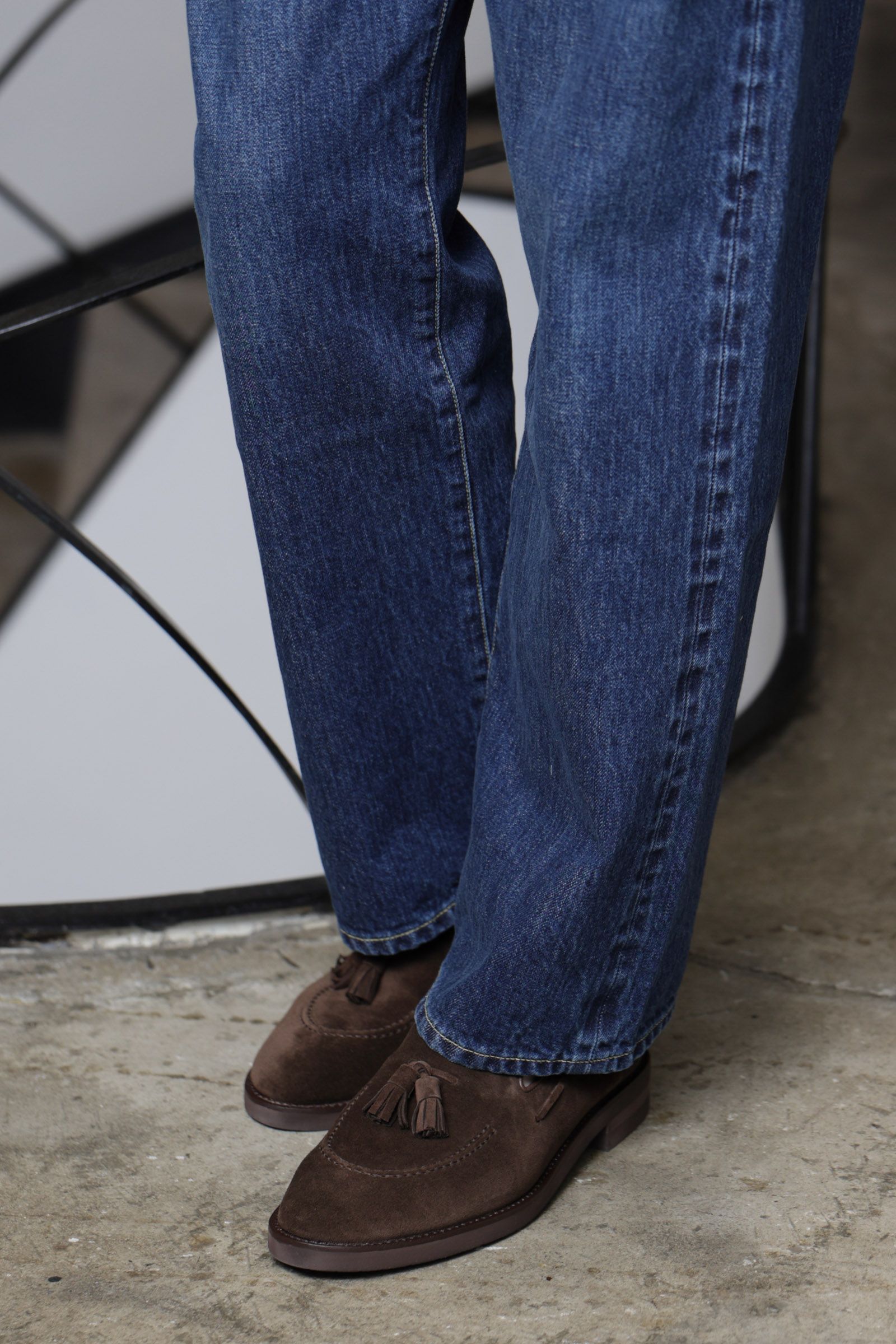 ワイドデニムを上品に着こなす都会派スタイル