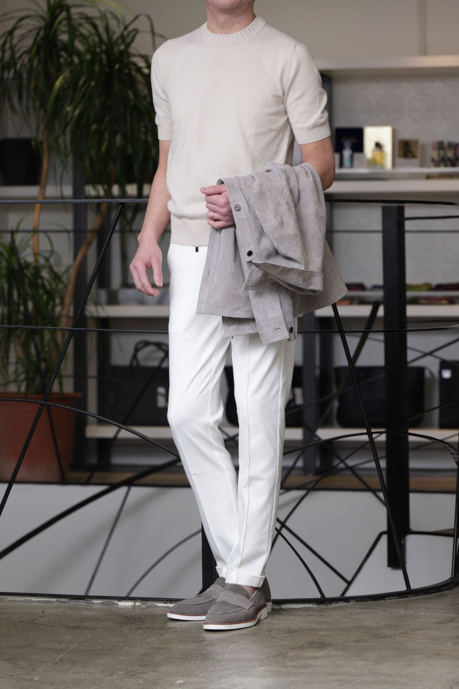 シャツジャケットを使用した、淡色トーンで整える大人の軽快スタイル