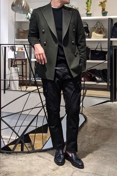 "TAGLIATORE"カシミアジャケットを取り入れた、カーキxブラックなモードジャケパンスタイル