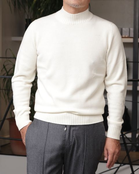 HEVO ウール ベルテッド ダブルコートを使用したグレーの濃淡で魅せる、冬の洗練スタイル