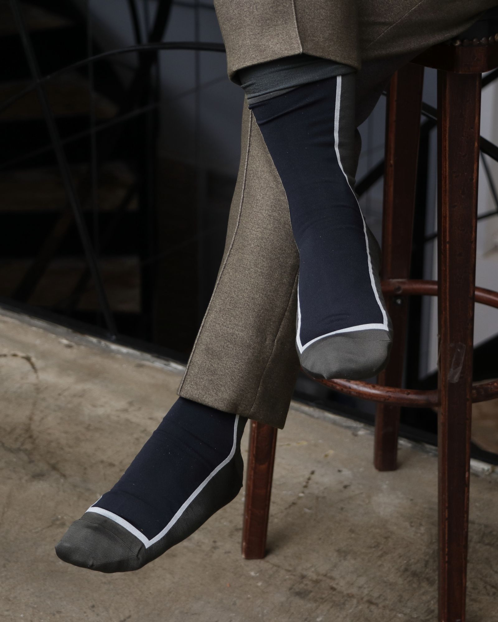 WH ダブルエイチ ディアスキン タッセルローファーとAOURE ウォームジャージースーツを使用した、カーキを都会的に纏う、上品ジャージーセットアップスタイル