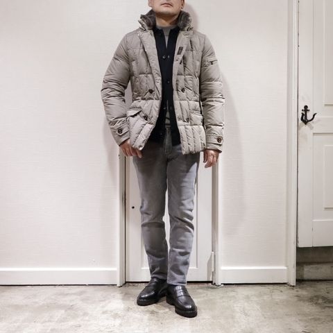 "MooRER"ダウンジャケットSHIROを使用したドレスカジュアルスタイル