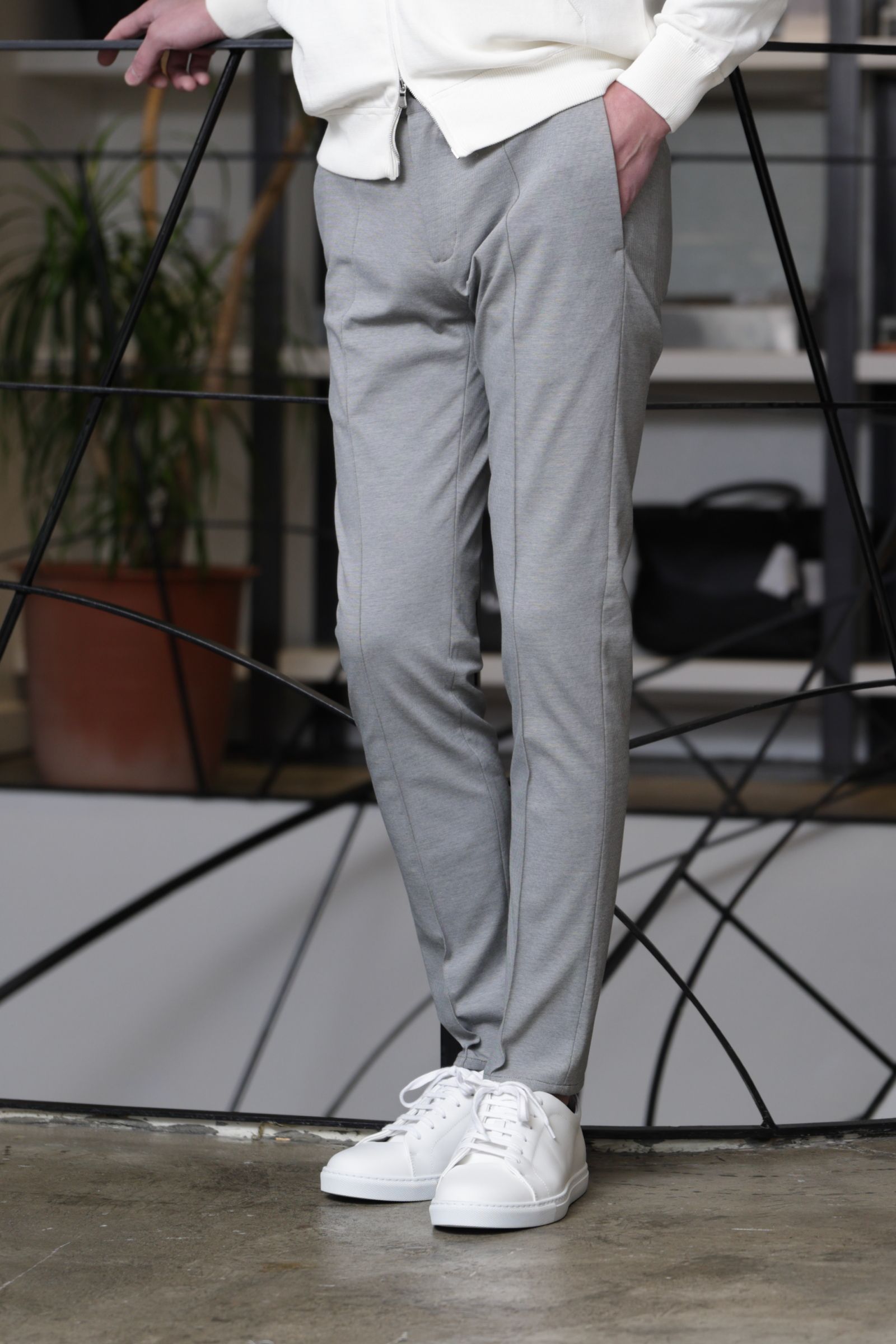 FILIPPO DE LAURENTIIS MA-1型 ジップアップニットを使用した、上品に仕上げる春のライトカラーコーデ