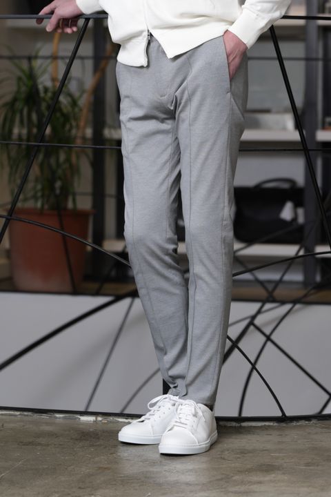 FILIPPO DE LAURENTIIS MA-1型 ジップアップニットを使用した、上品に仕上げる春のライトカラーコーデ