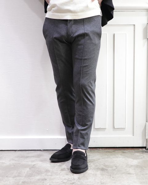 LARDINI ニットジャケットを使用したリラックスジャケパンコーデ