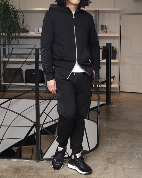 MACKAGE ダウンジャケットを使用したオールブラックで魅せる、モード×スポーツの融合スタイリング