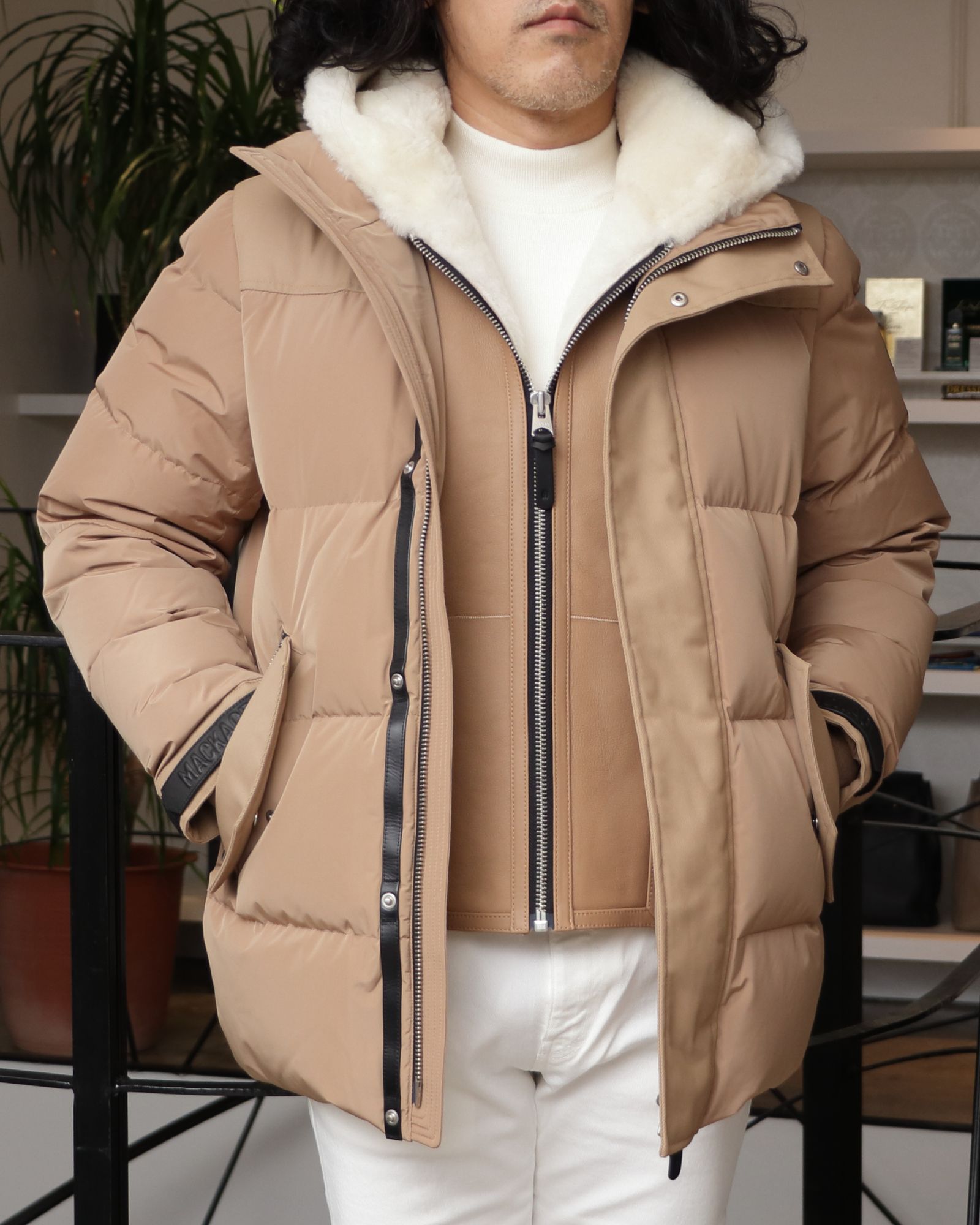 MACKAGE ダウンジャケットを使用したトーン・オン・トーンで魅せる、冬のリュクスカジュアル スタイリング