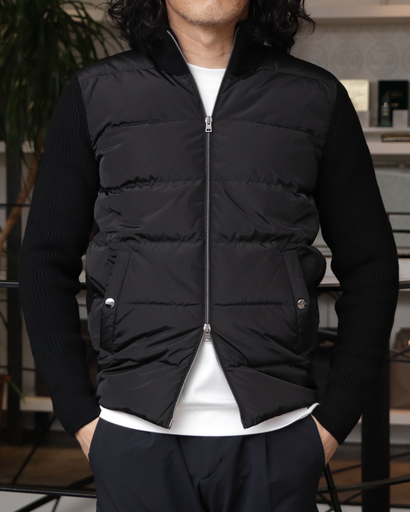 全身HERNOで統一したモノトーンで魅せる、都会派アクティブスタイル