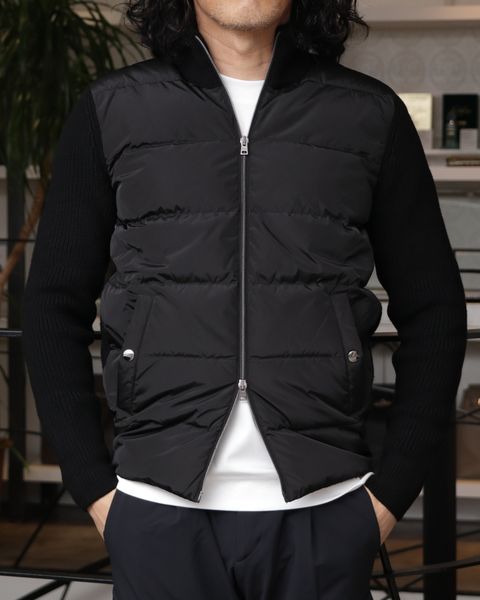 全身HERNOで統一したモノトーンで魅せる、都会派アクティブスタイル