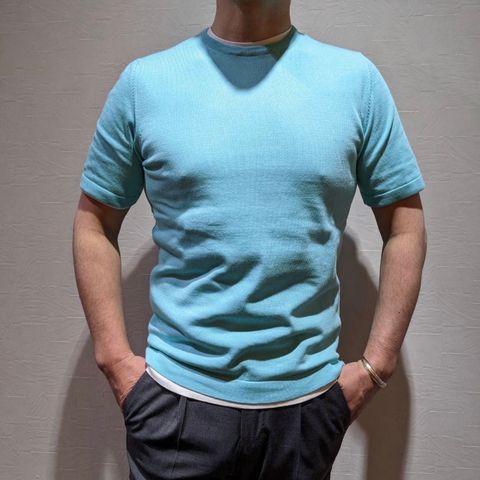 ニットTシャツを使用したキレイめカジュアル