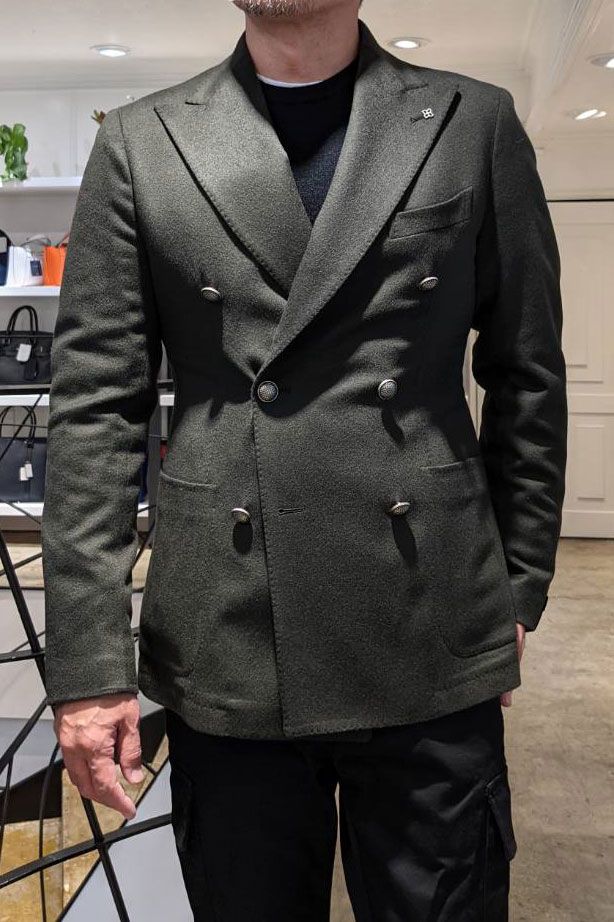 "TAGLIATORE"カシミアジャケットを取り入れた、カーキxブラックなモードジャケパンスタイル