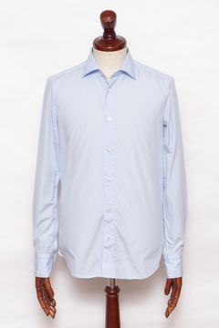 "JOHN SMEDLEY"ローゲージケーブルニットを使用したスタイル