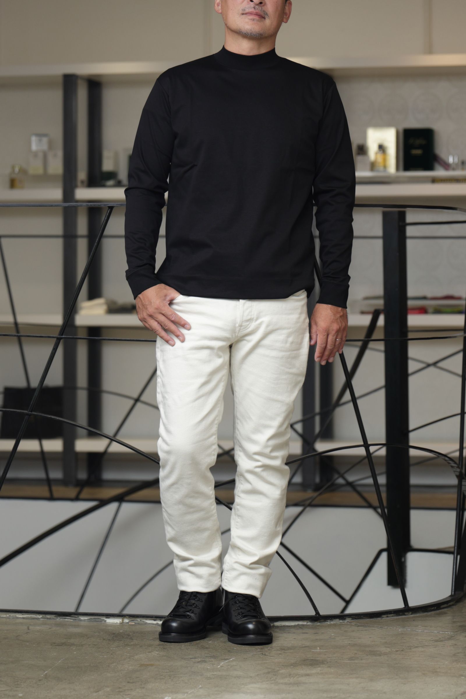 HERNO ブルゾンを使用した、ブラウン×ホワイトで魅せる大人のクリーンカジュアル スタイル