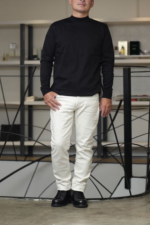 HERNO ブルゾンを使用した、ブラウン×ホワイトで魅せる大人のクリーンカジュアル スタイル