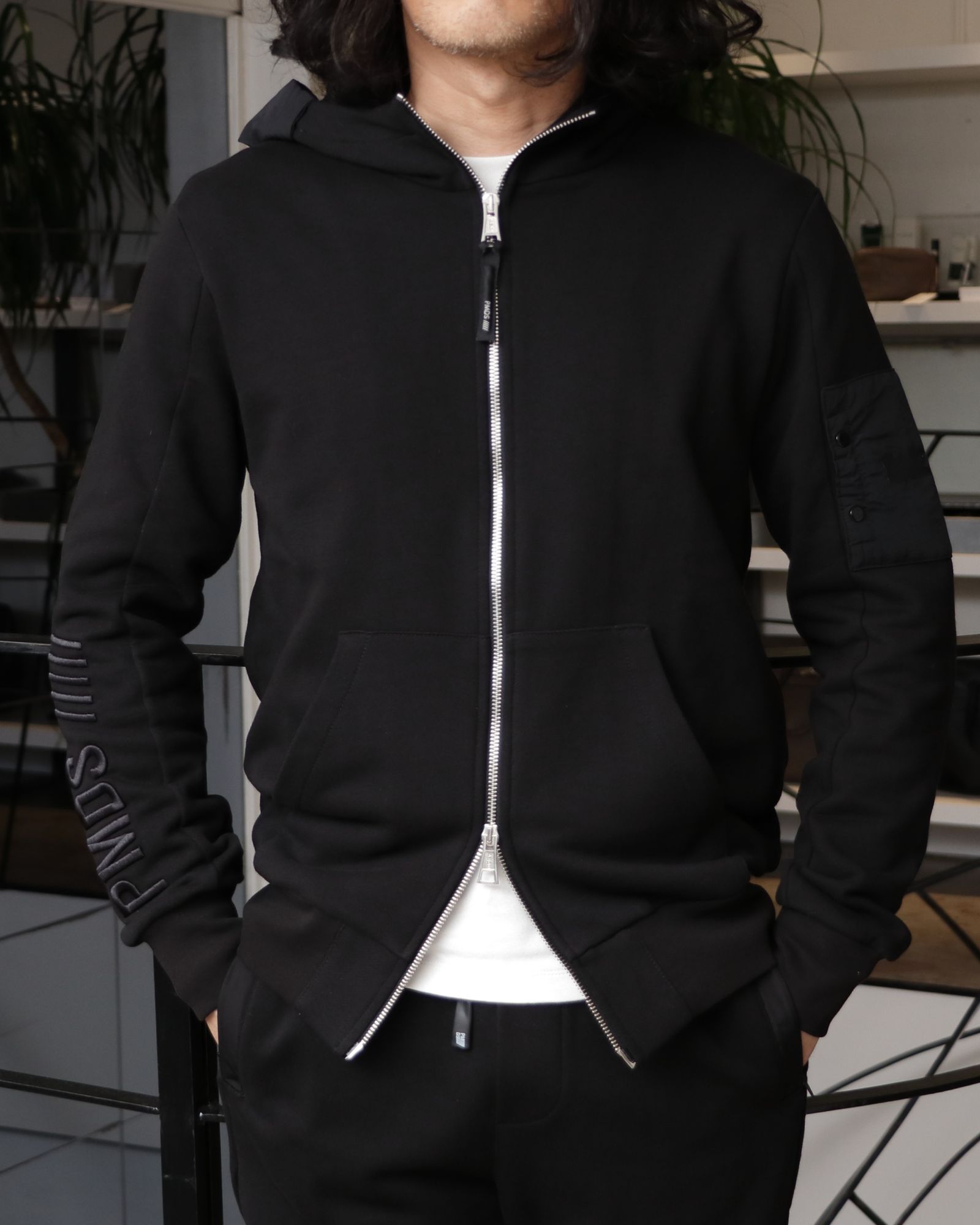 MACKAGE ダウンジャケットを使用したオールブラックで魅せる、モード×スポーツの融合スタイリング