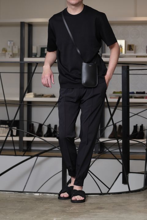 HERNO ストレッチジャージパーカを使用した、オールブラックで魅せる大人のリラックススタイル