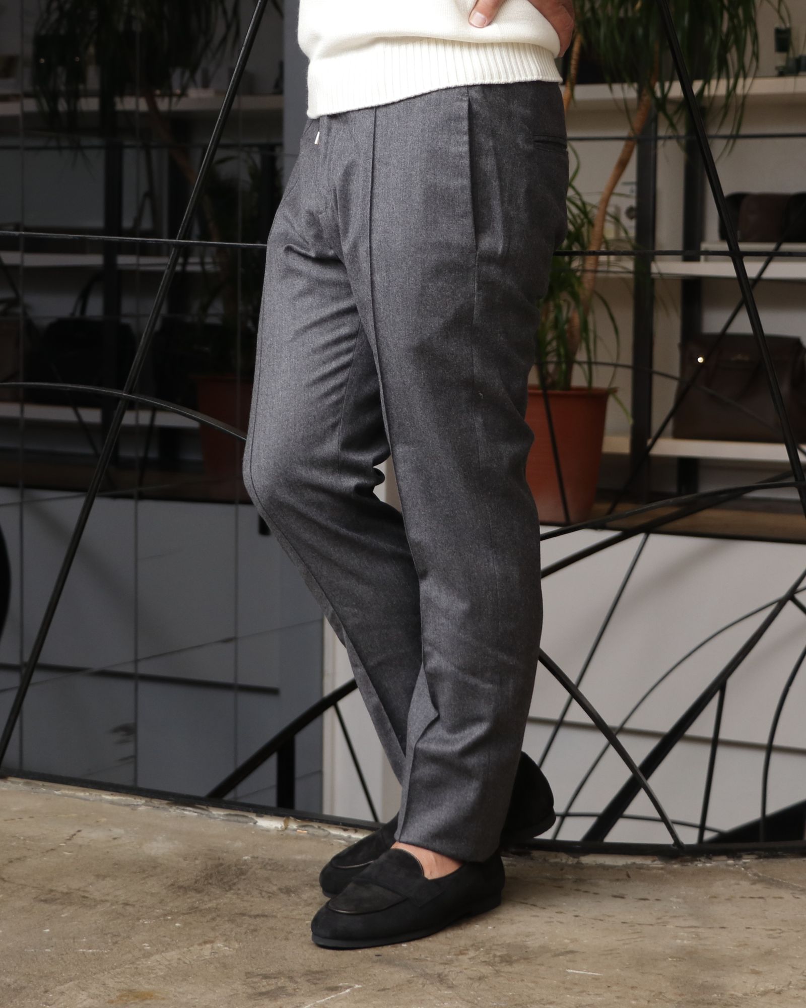 HEVO ウール ベルテッド ダブルコートを使用したグレーの濃淡で魅せる、冬の洗練スタイル