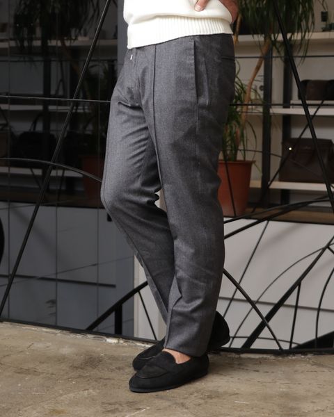 HEVO ウール ベルテッド ダブルコートを使用したグレーの濃淡で魅せる、冬の洗練スタイル