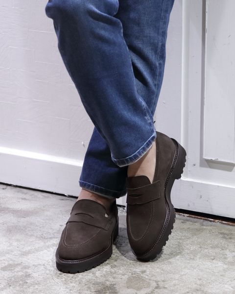 WHブラウンスエード ローファー を使用した上品デニムカジュアルスタイル