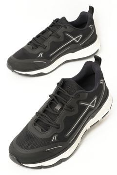 全身HERNOで統一したモノトーンで魅せる、都会派アクティブスタイル