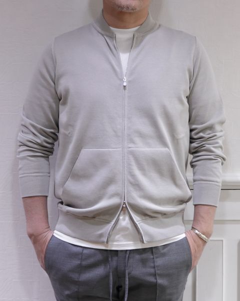 FILIPPO DE LAURENTIISジップアップニットを使用したミルクティーコーデ