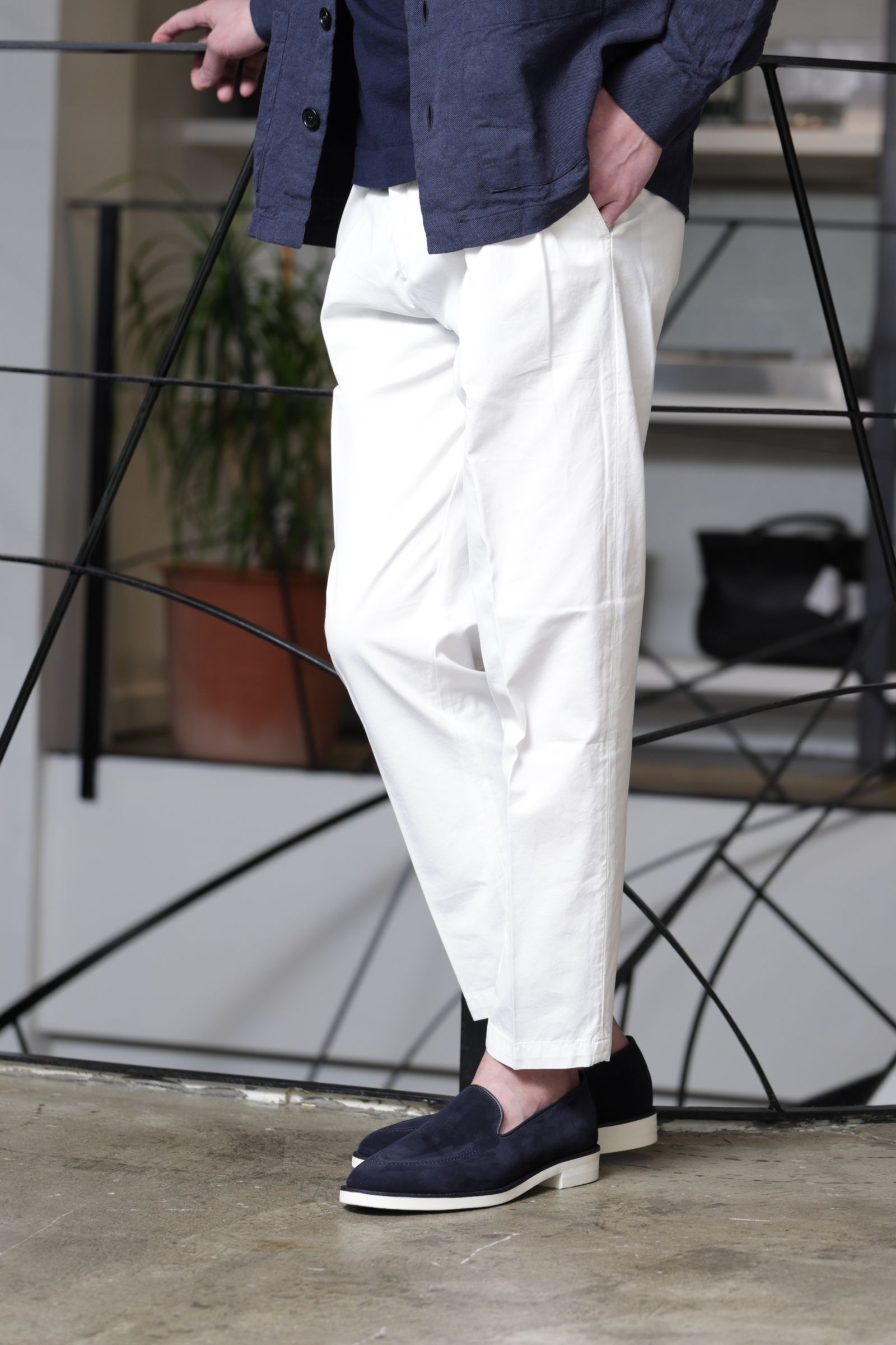 GUY ROVER シャツジャケットを使用した、シンプルに整える都会派ネイビースタイルを使用した、