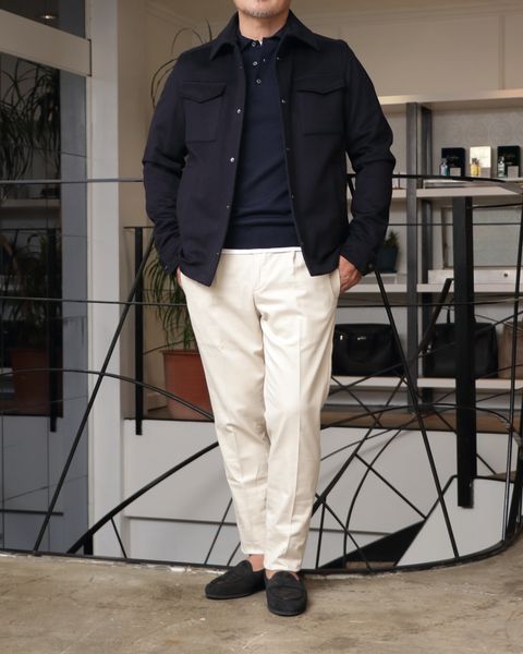 HERNO カシミア混 ブルゾンを使用したネイビーとベージュが導く、洗練と温もりの均衡