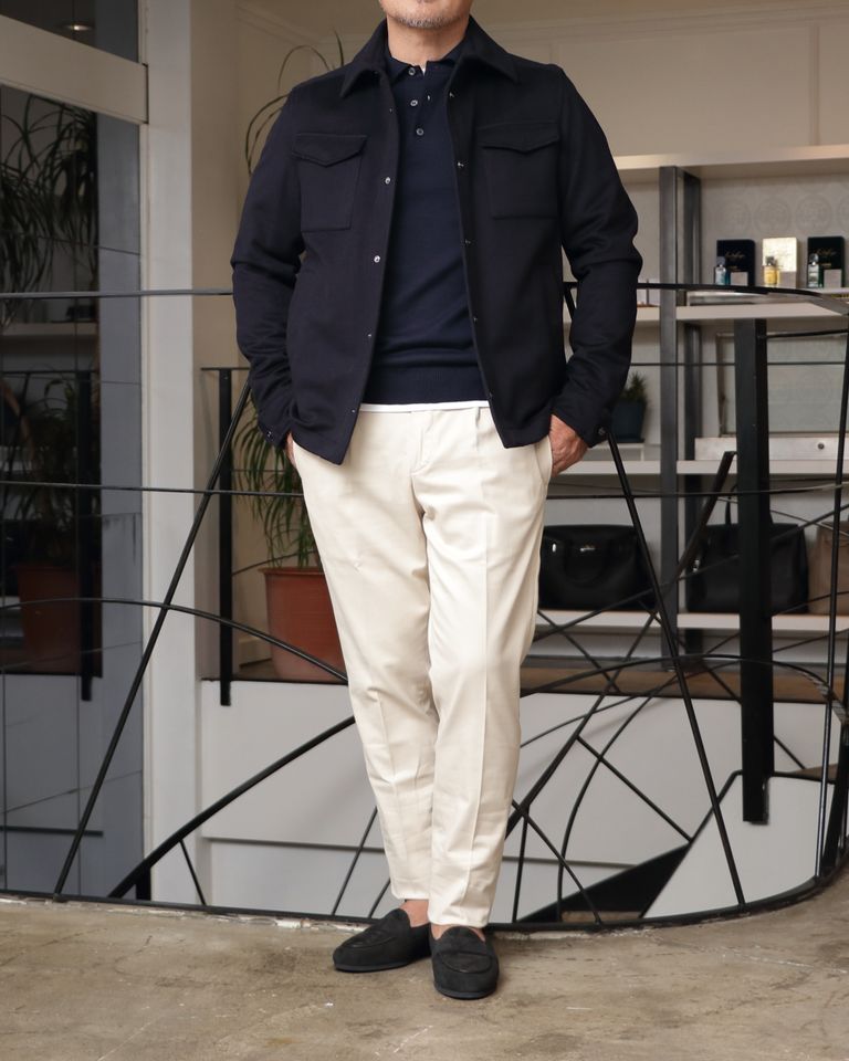 HERNO カシミア混 ブルゾンを使用したネイビーとベージュが導く、洗練と温もりの均衡