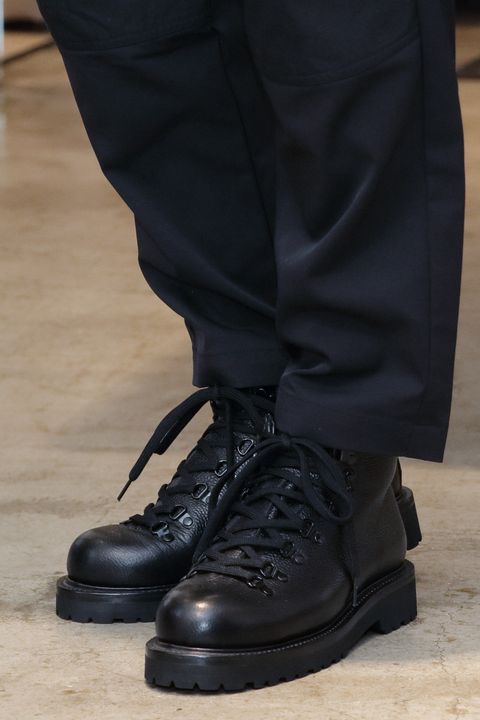 "レザーとカーゴパンツ"を使用したロックミリタリーコーデ