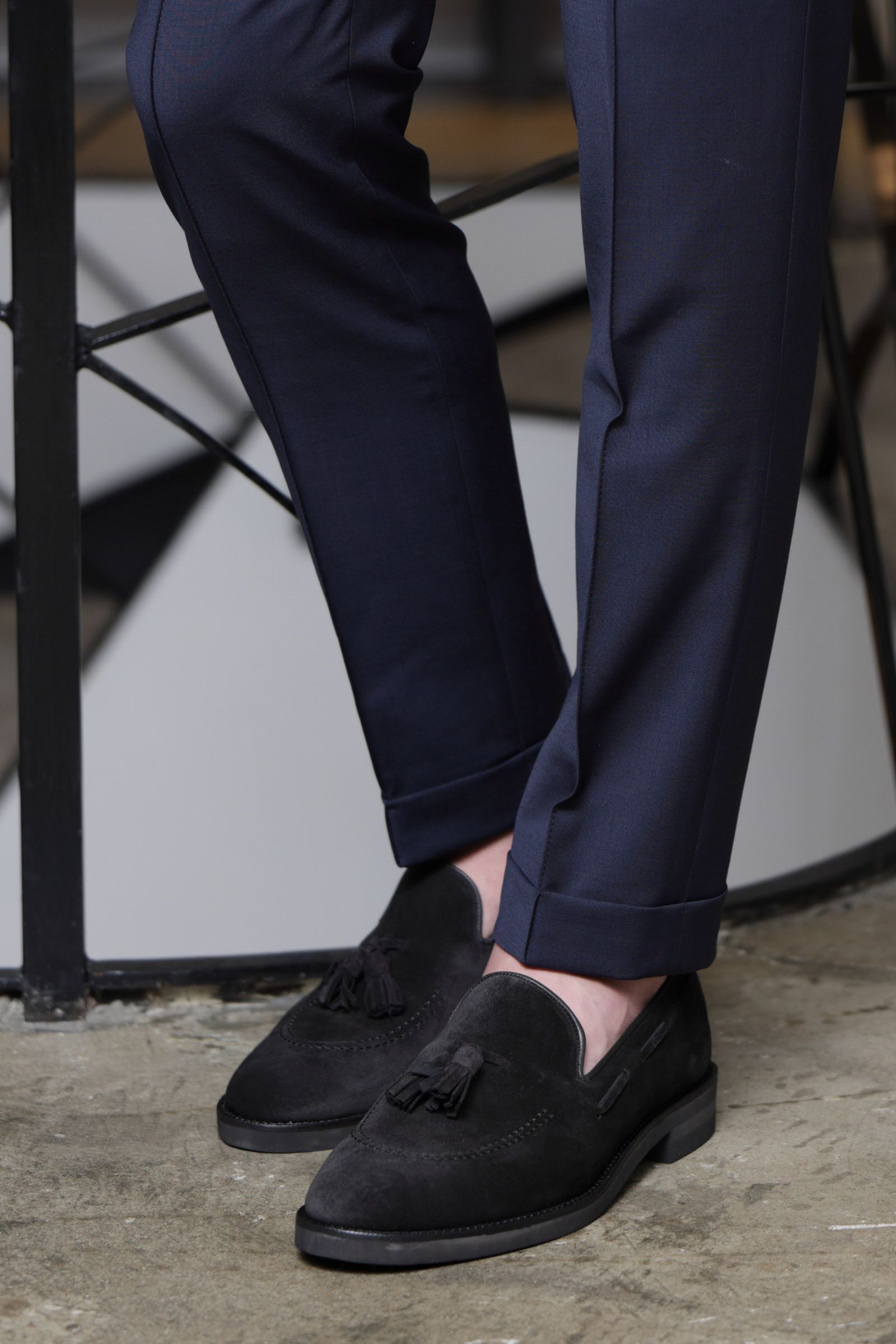 上質素材で魅せる大人のネイビーバランス