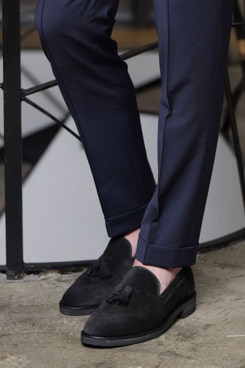 上質素材で魅せる大人のネイビーバランス