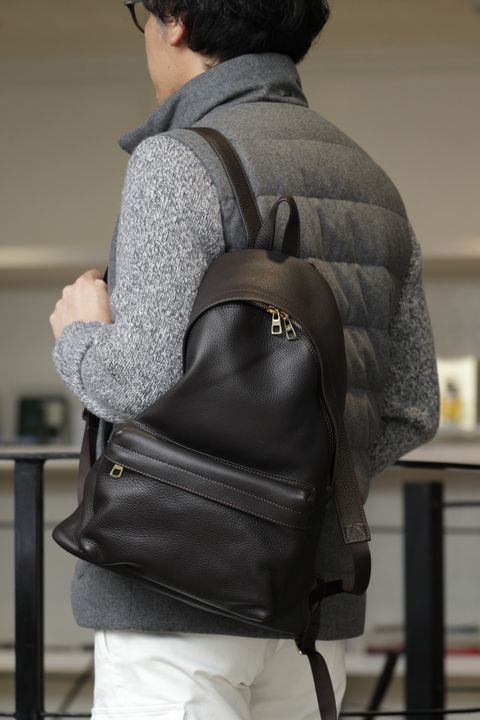 HERNO ダウンベストを使用した、ニットとダウンで魅せる都会派レイヤードスタイル