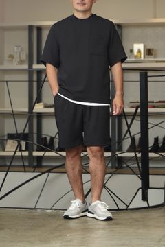 ISPIRA セットアップを使用した、ショーツを品よく見せる大人のモノトーン スタイル