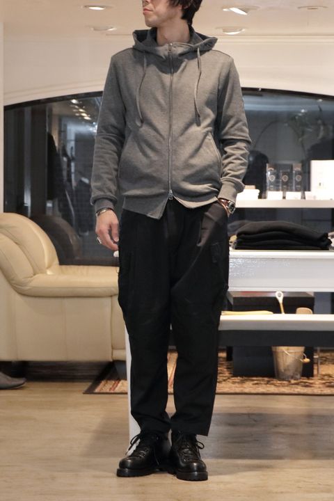 "レザーとカーゴパンツ"を使用したロックミリタリーコーデ