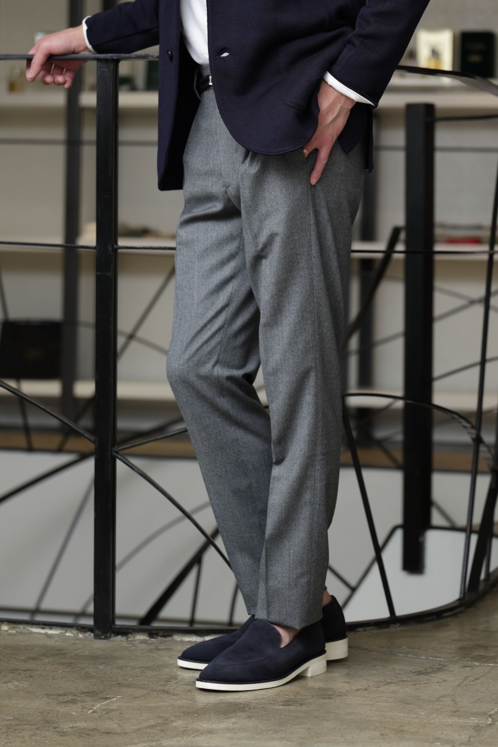 LARDINI ニットジャケットを使用した、ニットジャケットで軽やかに魅せる秋の王道スタイル