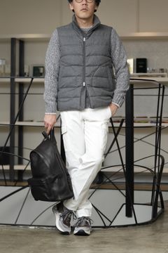 HERNO ダウンベストを使用した、ニットとダウンで魅せる都会派レイヤードスタイル