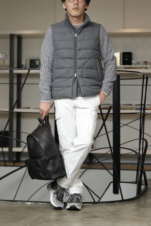HERNO ダウンベストを使用した、ニットとダウンで魅せる都会派レイヤードスタイル